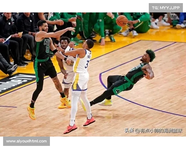 斯玛特鱼跃扑抢成湖人季前赛亮点，替补贡献14分