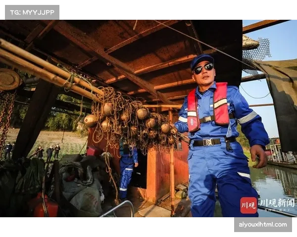 通讯：中场休息时，转播镜头捕捉到多特蒙德教练组激烈战术讨论